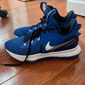 Mike LeBron men’s size 8.5 basketball shoes